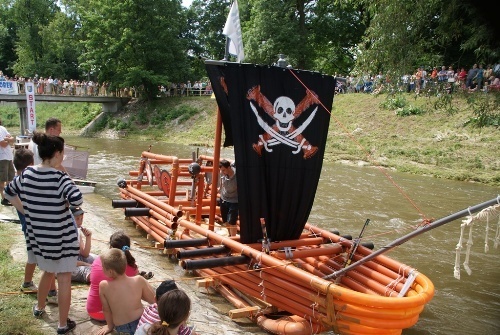 Spływ w stylu retro. Tłumy legniczan nad Kaczawą